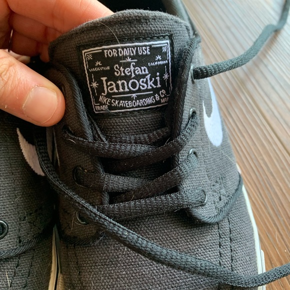 Youth Size 4 (Women’s Size 6) Nike Sneakers - Picture 3 of 6